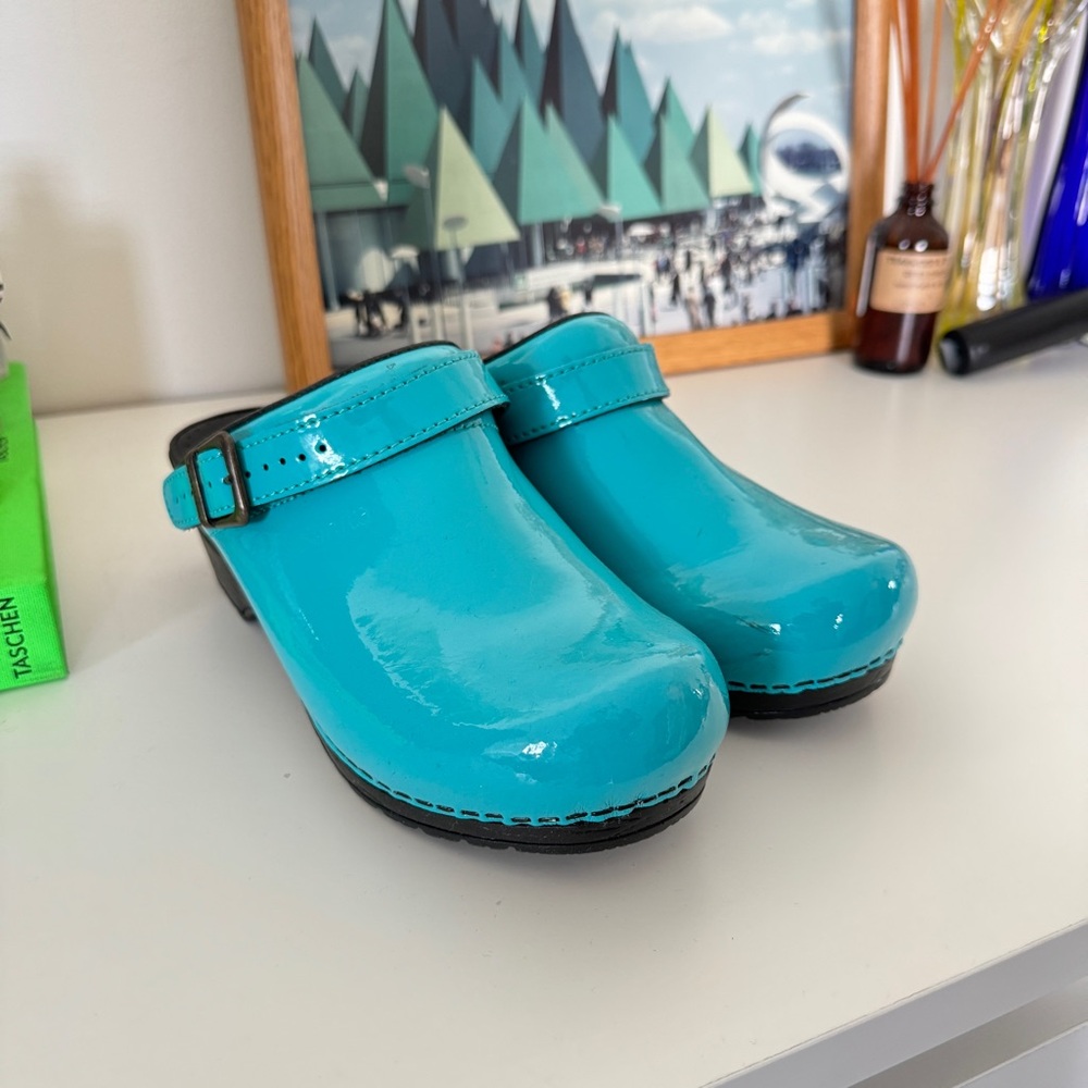 Sanita basic clogs in teal color.